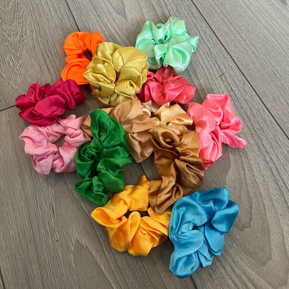Silk Scrunchie - Picture 1 of 1